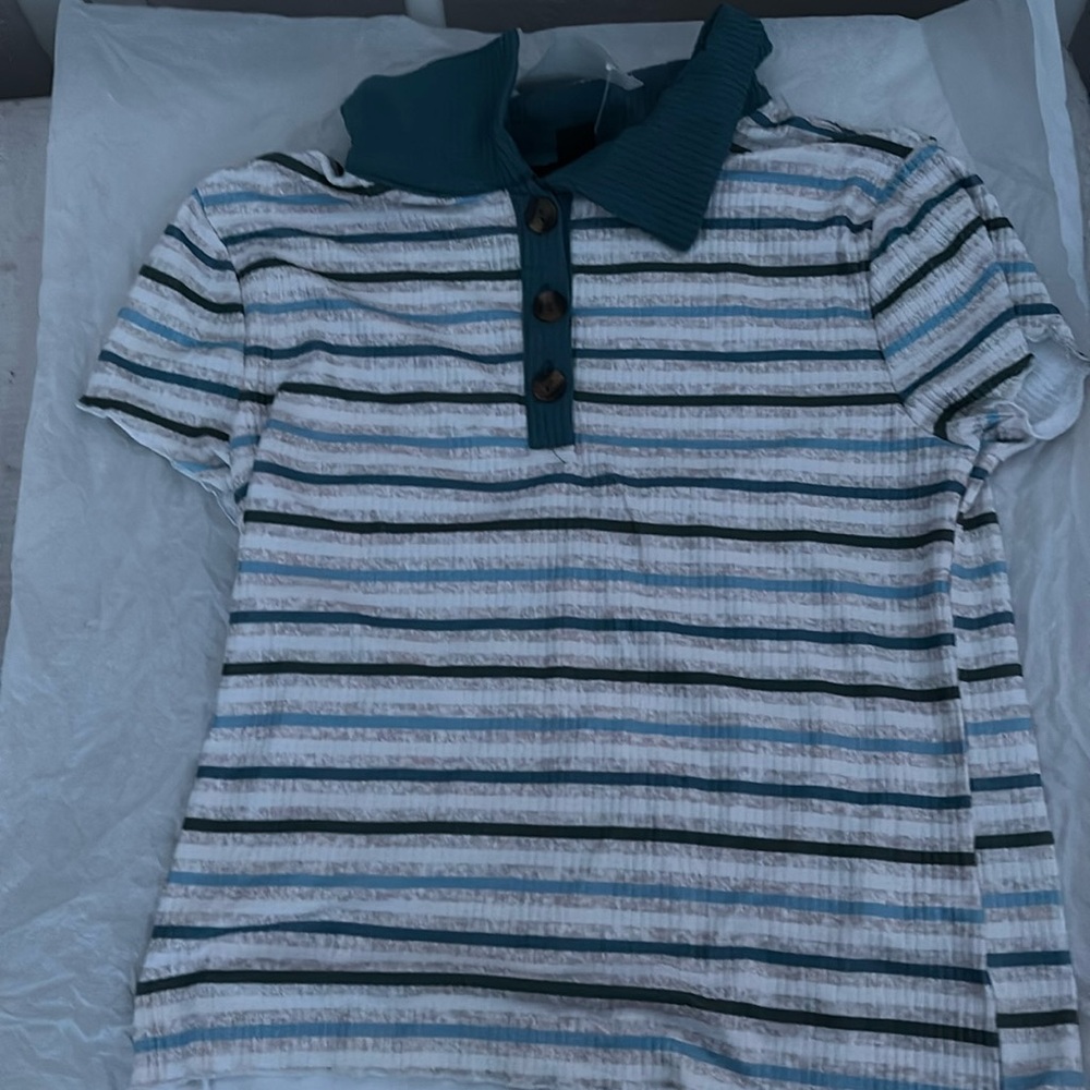 I’m trying to sell this shirt really nice fit, just not my style.